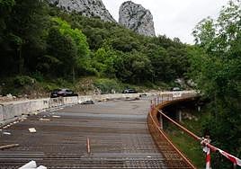 Para cada uno de los puntos del desfiladero de la Hermida se aplican distintas soluciones, como estructuras en voladizo.