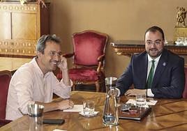 El coordinador de IU y líder de Convocatoria por Asturias, Ovidio Zapico, y el presidente del Principado, Adrián Barbón, en una reunión la semana pasada.