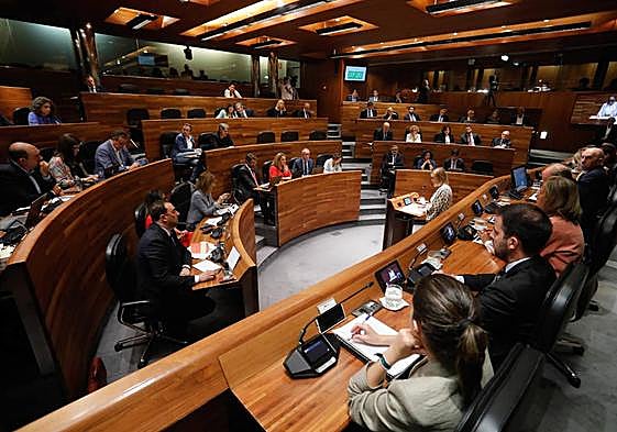 Junta General, en la sesión del pleno que invistió como presidente del Principado a Adrián Barbón.