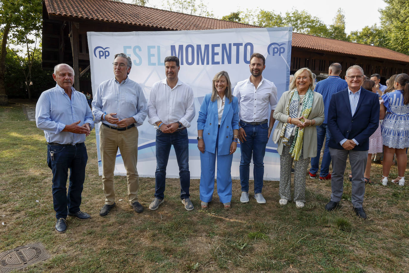 José Manuel Fernández Díaz, PabloGonzález, Silverio Argüelles, Esther Llamazares, Álvaro Queipo, Mercedes Fernández y Diego Canga, en el Pueblu d'Asturies de Gijón.