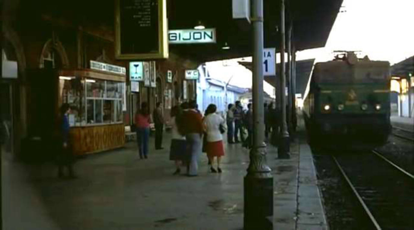 1981. Así se veía la estación en un fotograma de la película de Garci 'Volver a empezar', que arranca precisamente en la estación.