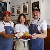 Juan, Félix y Ana Cecilia, en su local.