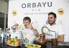 Francisco Fernández y Enrique Díaz, con el alambique en el que empezaron.