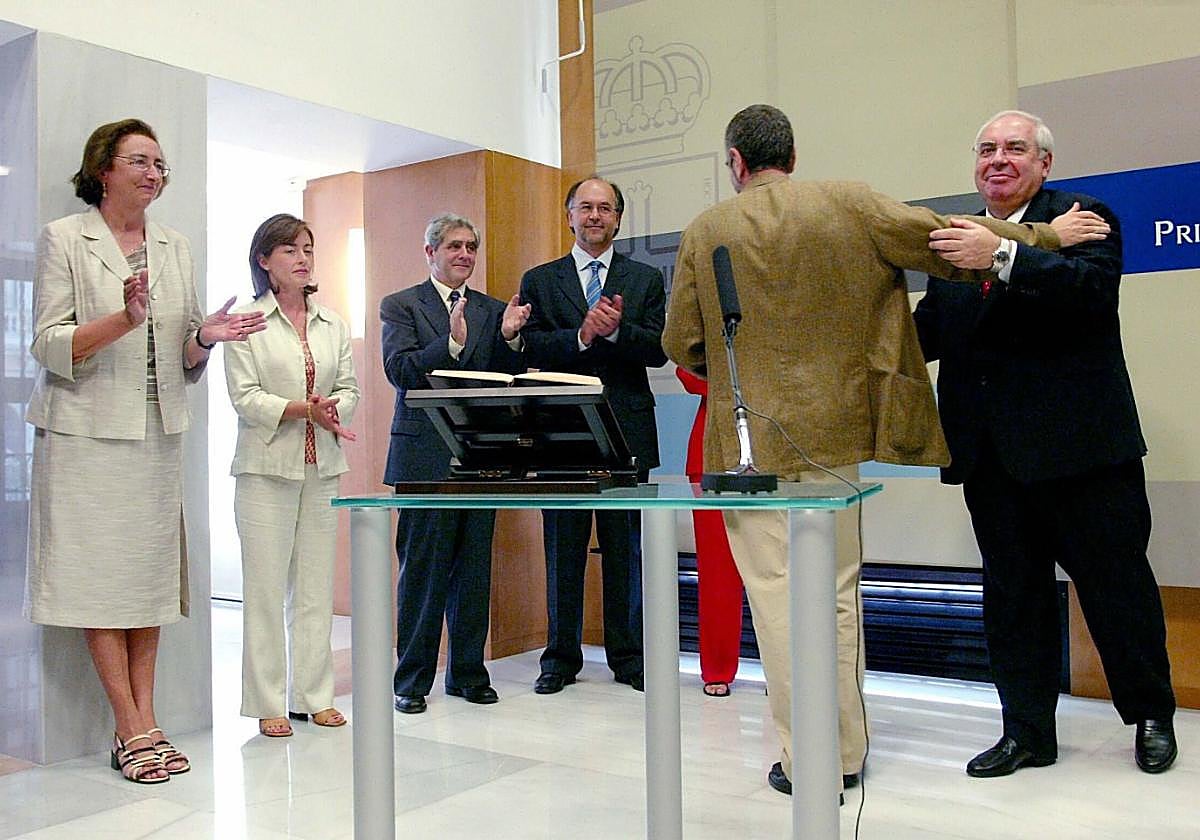 2003. Noemí Martín y Francisco Javier García Valledor juran el cargo.
