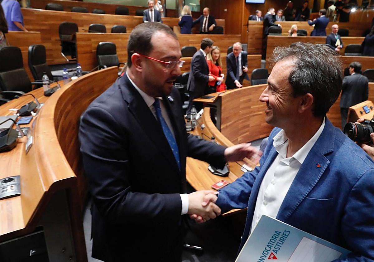 Adrián Barbón y Ovidio Zapico, saludándose al término del debate de investidura, la semana pasada.
