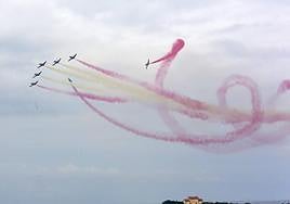 Los aviones de la Patrulla Águila rompen la formación sobre la casa de Rosario de Acuña.