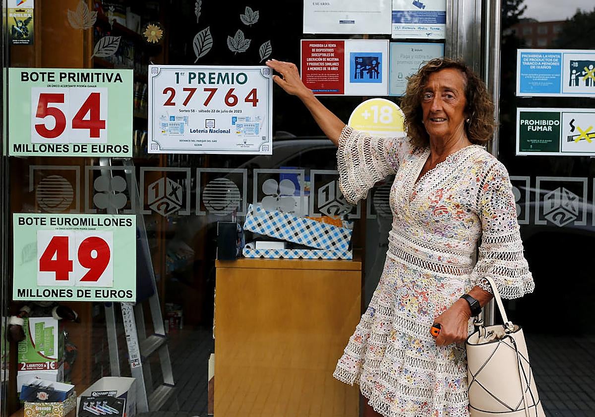 María Victoria Muñiz posa en su estanco del parque de la Fábrica del Gas, feliz tras haber dado el primer premio de la lotería.