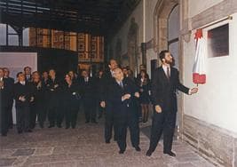 1998. Vicente Álvarez Areces junto al entonces Príncipe Felipe, en la inauguración el 22 de octubre.