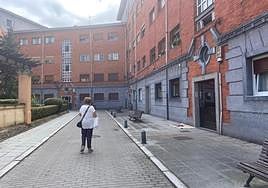 Chelo García, en el felguerino barrio Urquijo camina hacia su casa.