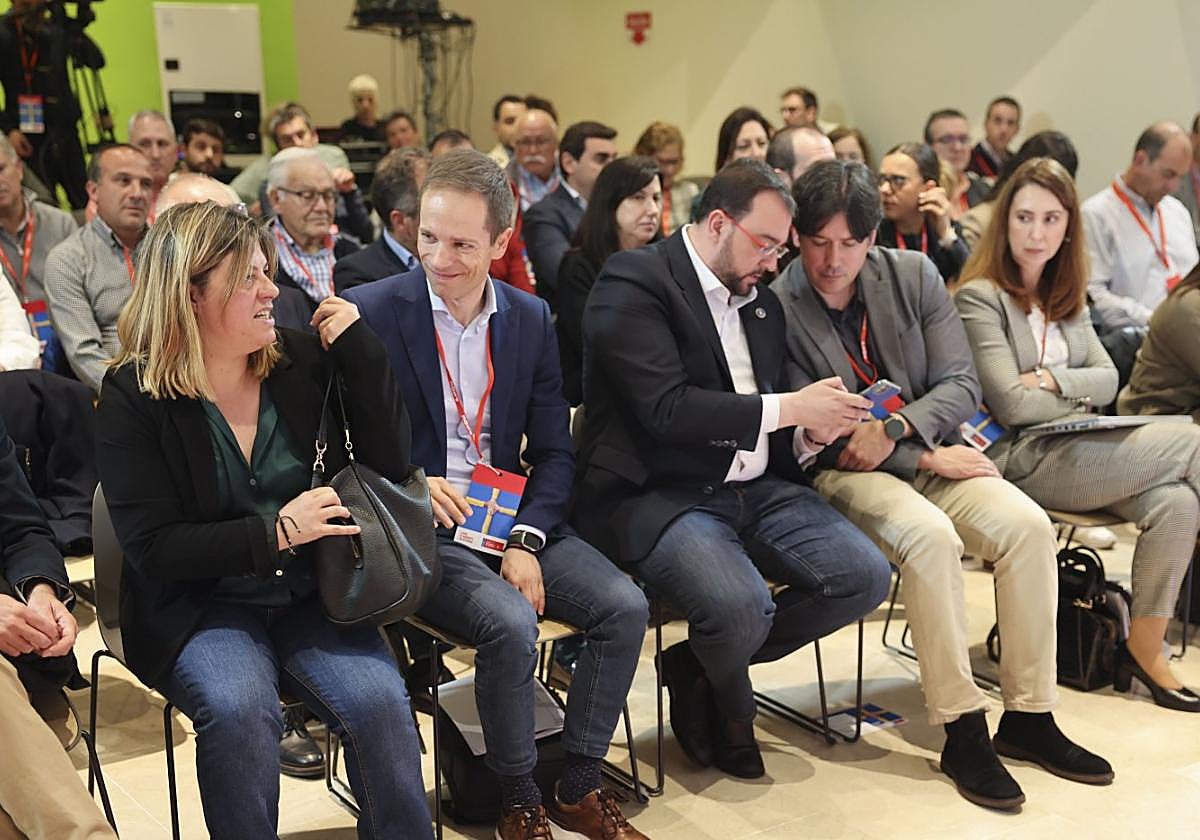 Gimena Llamedo llega a un acto de campaña mientras Barbón comparte un mensaje con Borja Sánchez.