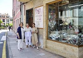 Las hermanas, junto a la perfumería.