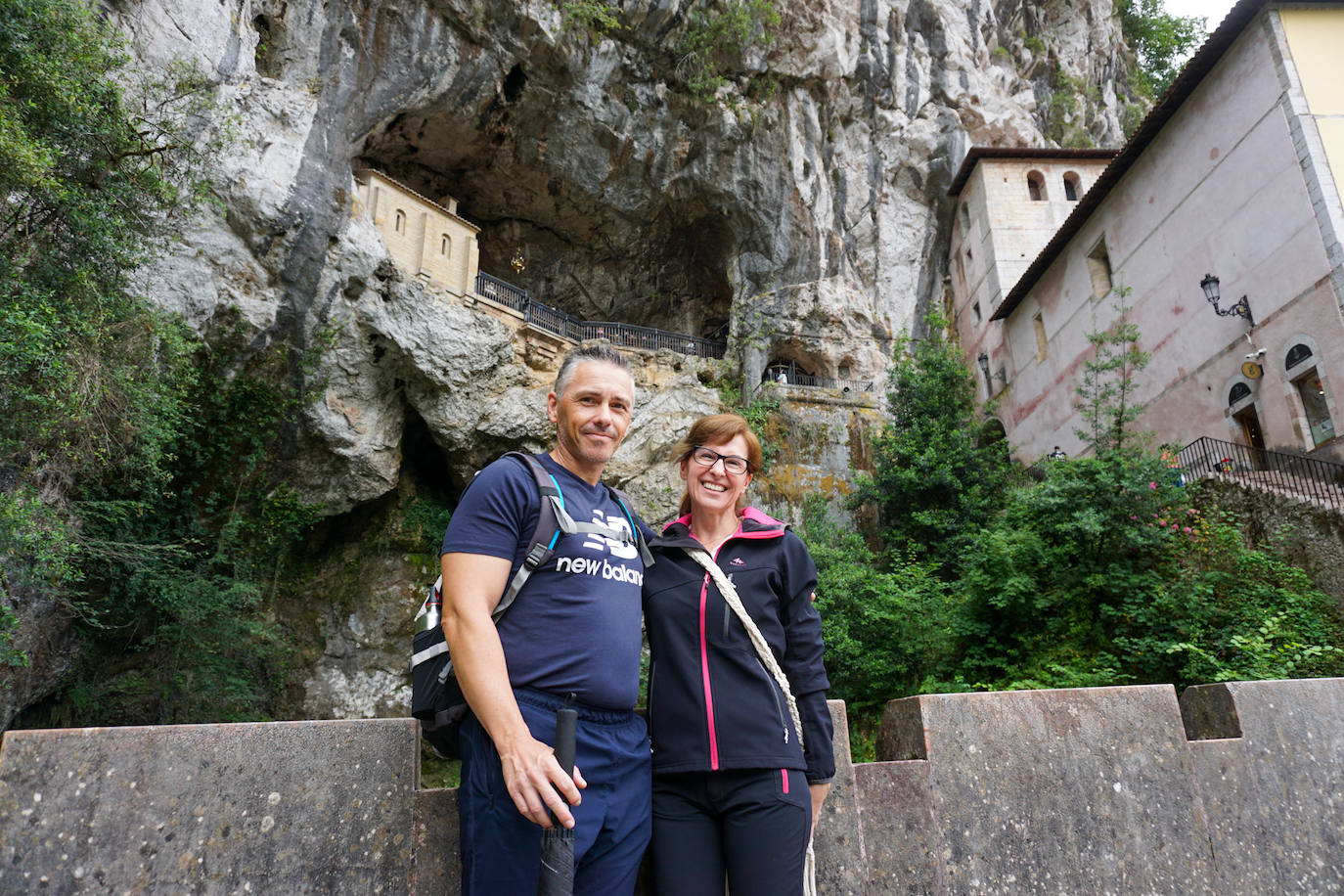 Imagen secundaria 2 -  Celia Acebedo y Alfredo Mosquera, de Toledo, pusieron una vela a la Santina. | María del Castellar bebe de la fuente de los Siete Caños. | Fermín González y Carmen Moreno, de Sevilla, bajo la Santa Cueva. 