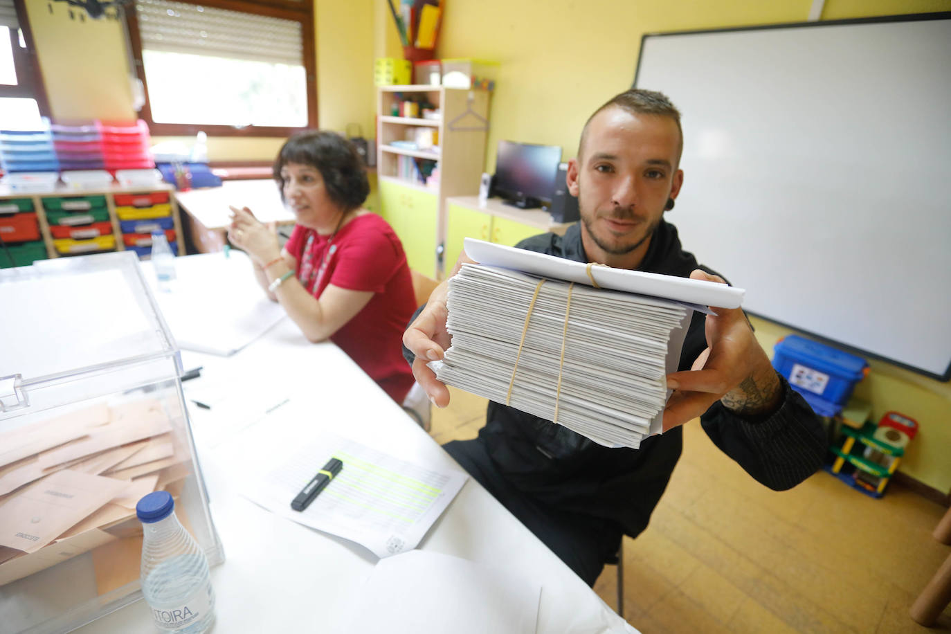 Las imágenes de la jornada electoral en Asturias