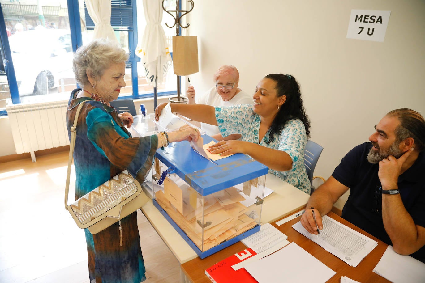 Las imágenes de la jornada electoral en Asturias