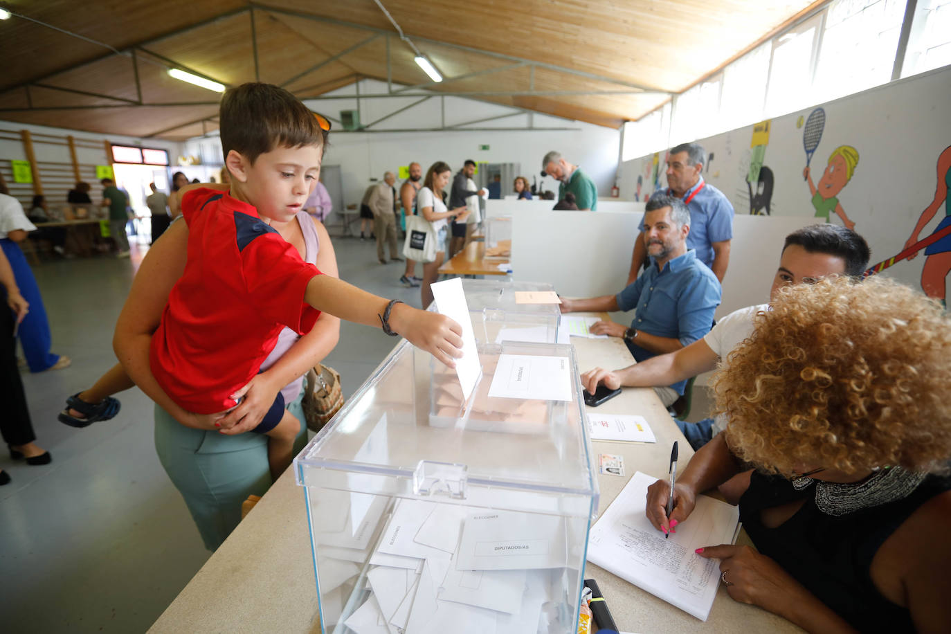 Las imágenes de la jornada electoral en Asturias