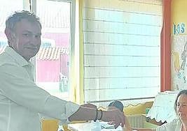 Jorge Suárez introduce su papeleta en la urna en Viodo.