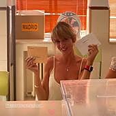 Marina San José, la hija de Víctor Manuel y Ana Belén, miembro de una mesa electoral