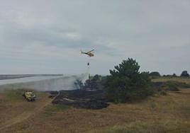 Un helicóptero del SEPA, durante las labores de extinción.