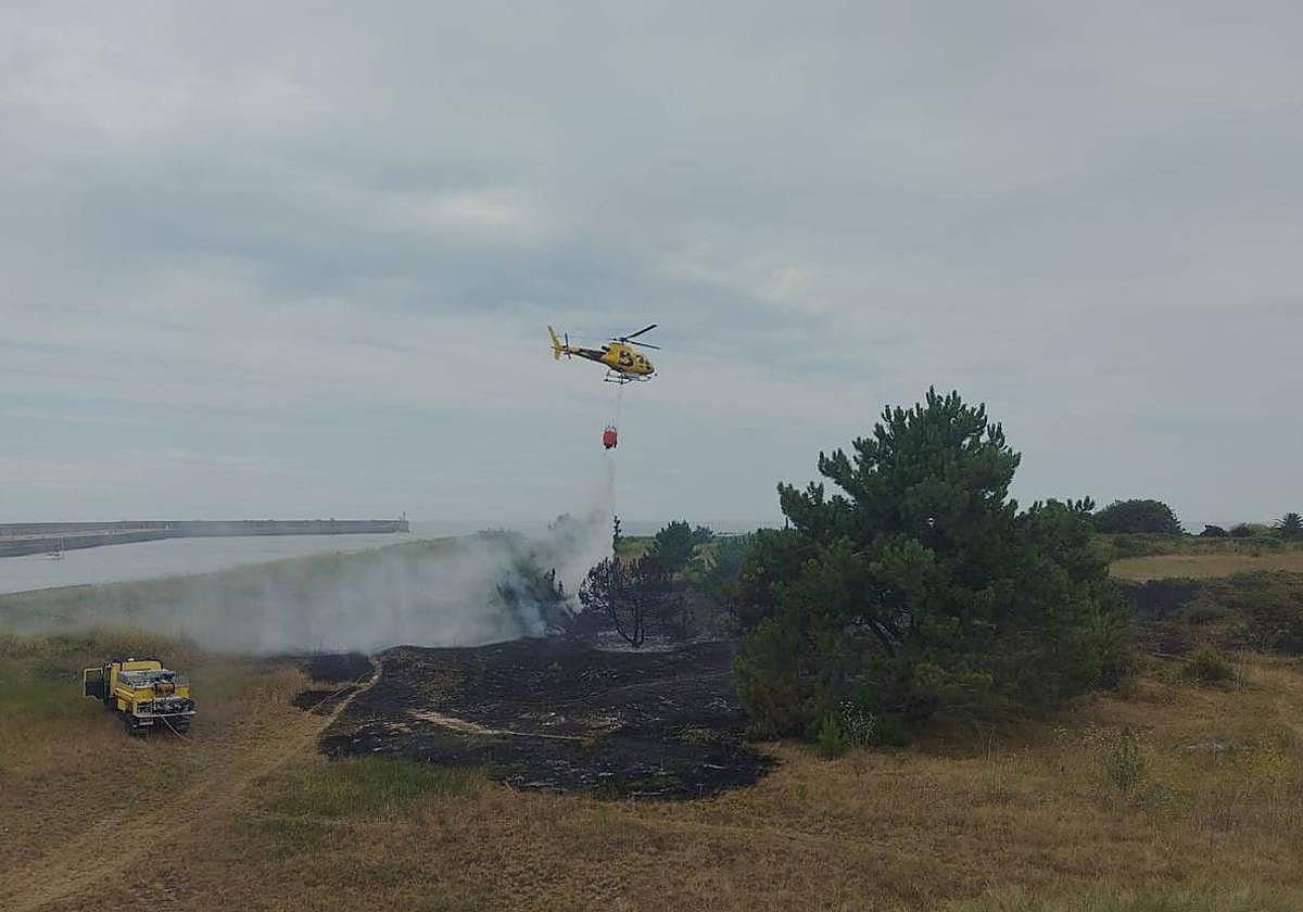 Un helicóptero del SEPA, durante las labores de extinción.