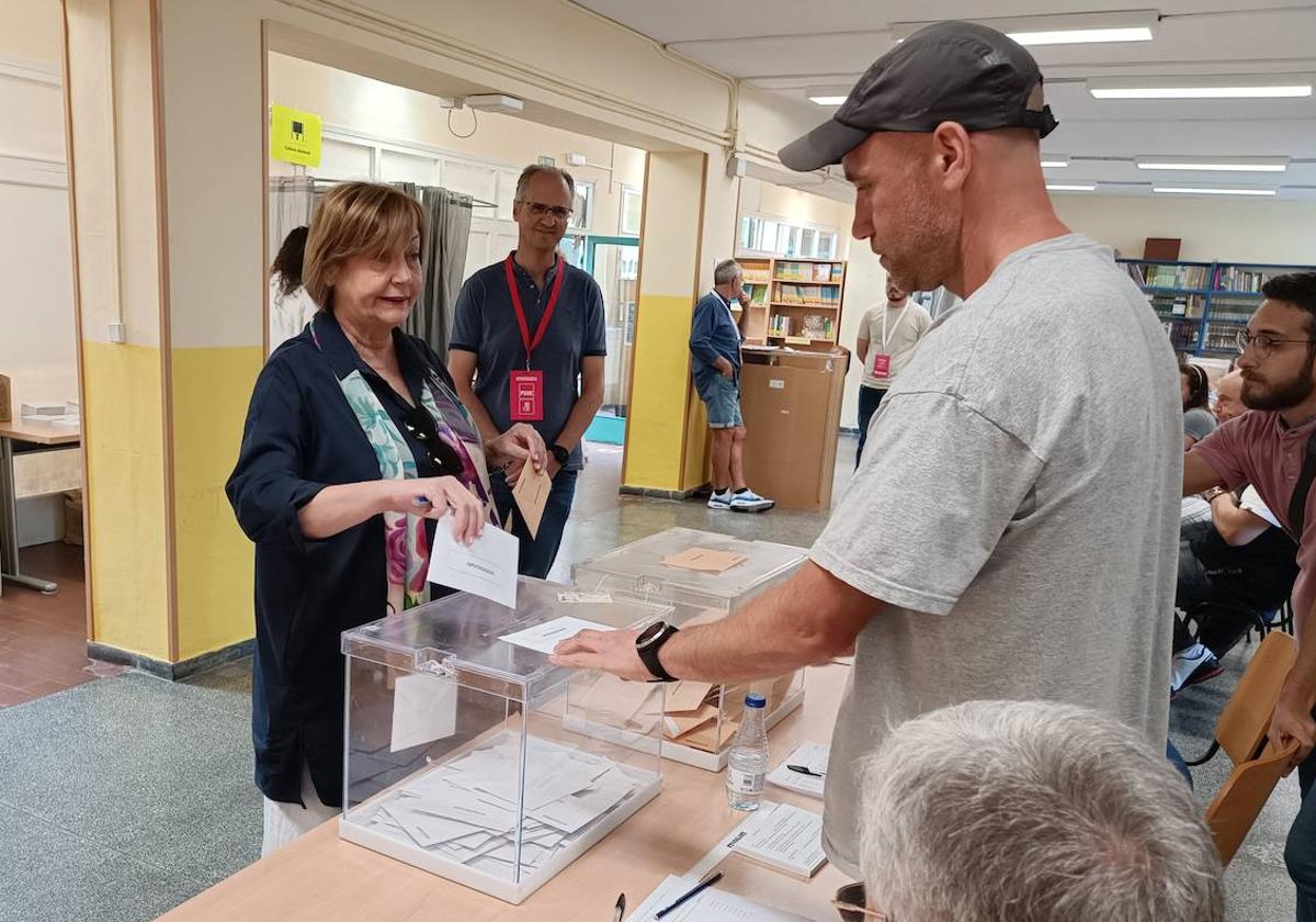 La alcaldesa de Avilés, Mariví Monteserín, votó en el colegio Marcos Torniellos.