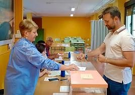 El secretario general del PP asturiano, Álvaro Queipo, vota en Castropol.