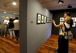 Asistentes a la inauguración de ayer en el Museo Evaristo Valle.
