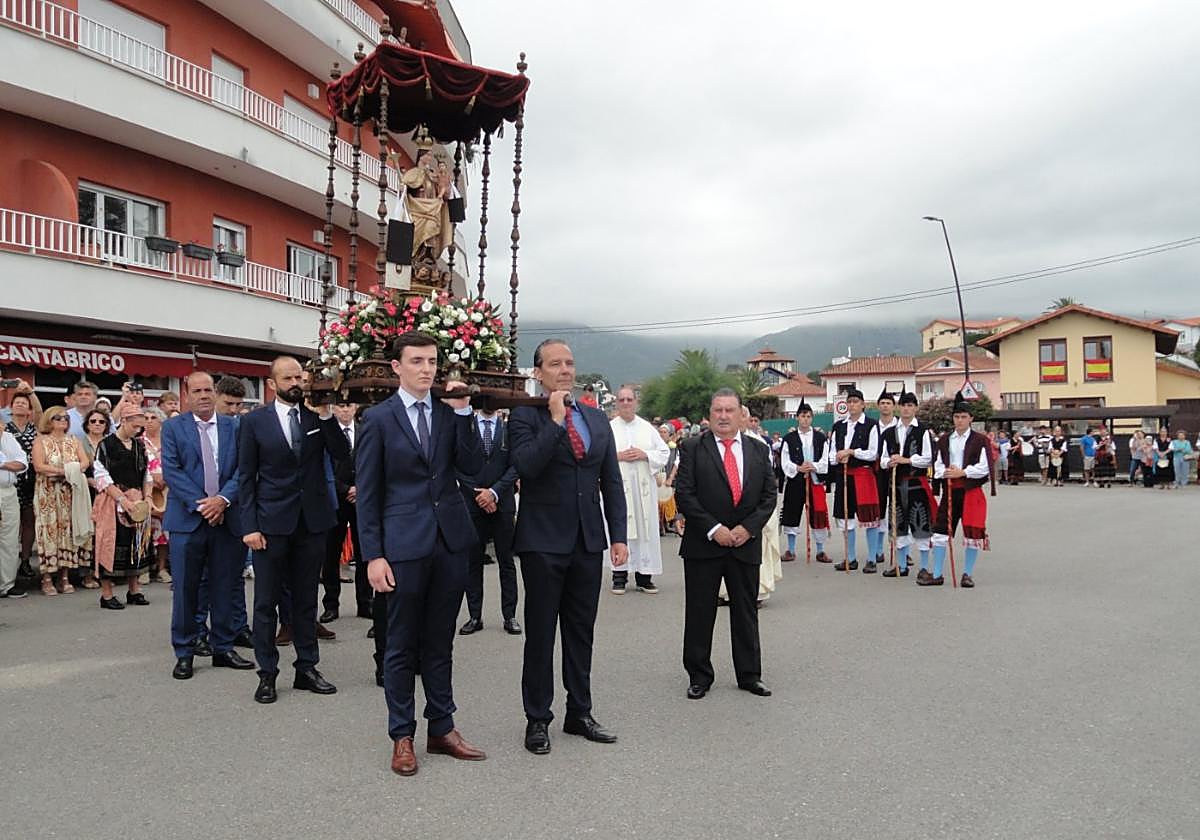 En La Rotonda, los costaleros orientaron hacia el mar a la Virgen del Carmen.