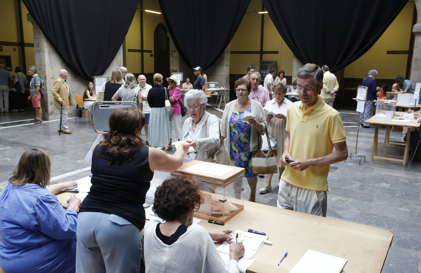 Votación en el Centro de Cultura Antiguo Instituto.