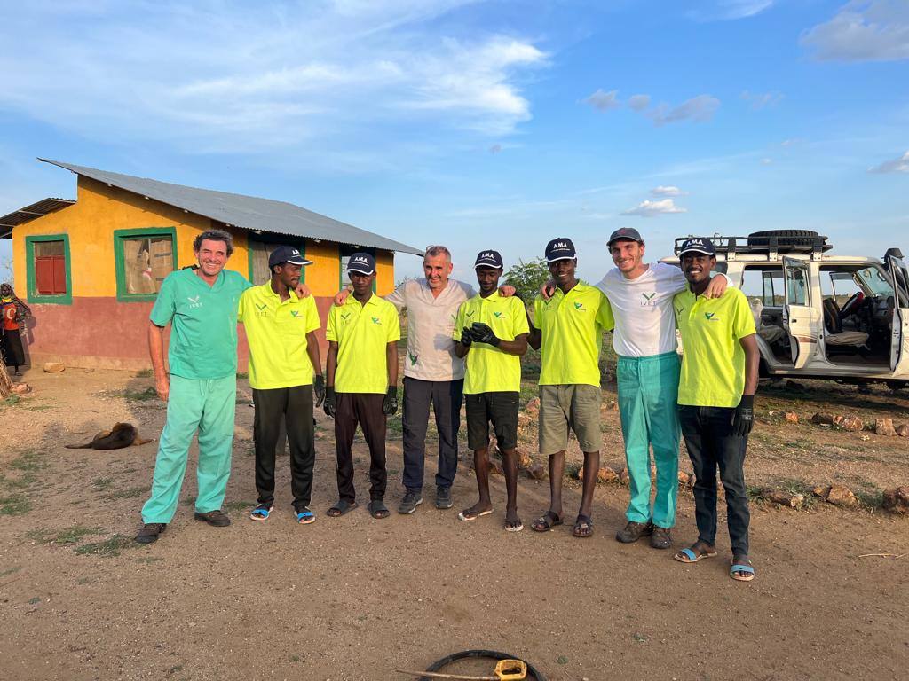 Los hermanos David y Esteban Iglesias, con Carlos y los aprendices.