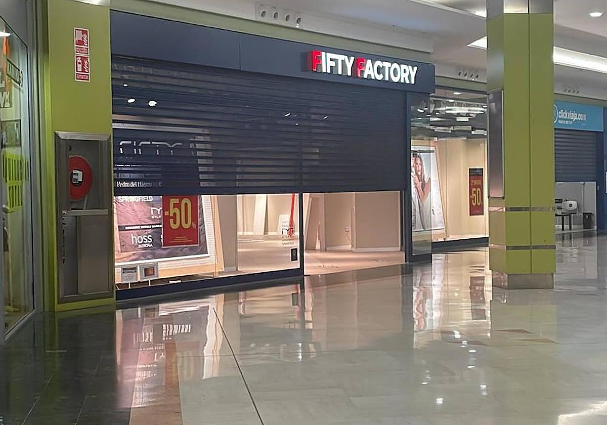 Varios negocios han comenzado a vaciar sus instalaciones para el cierre, mientras otros lo hacen para el traslado.