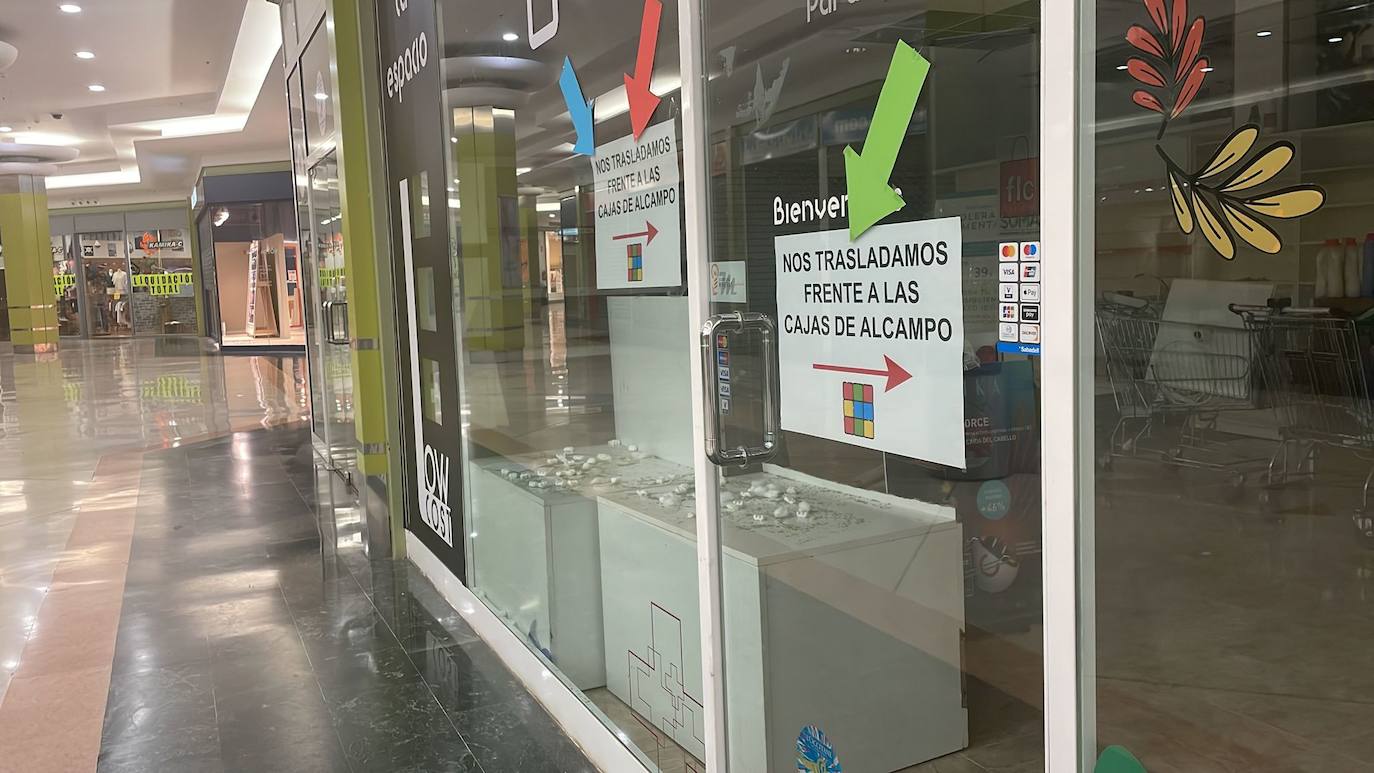 Algunos establecimientos han colocado carteles avisando del traslado.