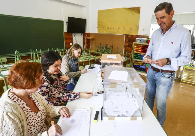 El portavoz municipal del PSOE, Carlos Fernández Llaneza, también votó en San Pedro de los Arcos.