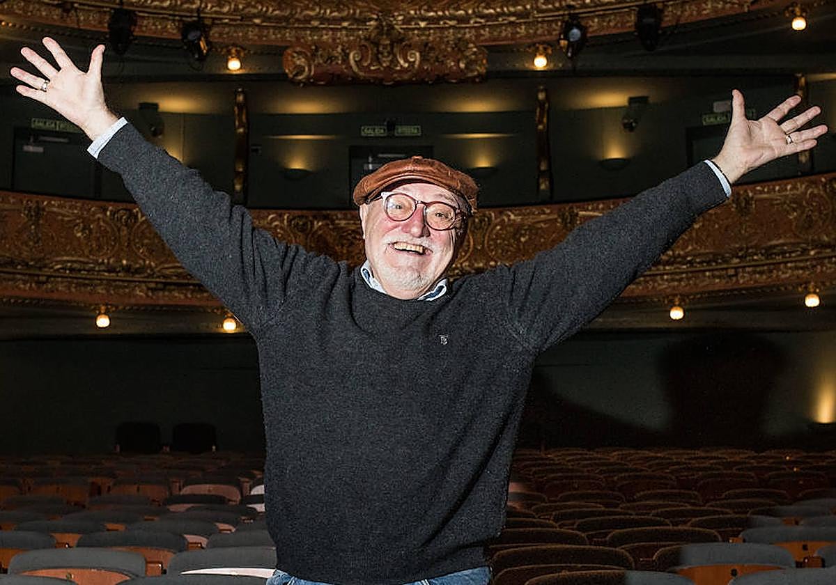 Moncho Borrajo, en el patio de butacas del Teatro Campos Elíseos, de Bilbao.