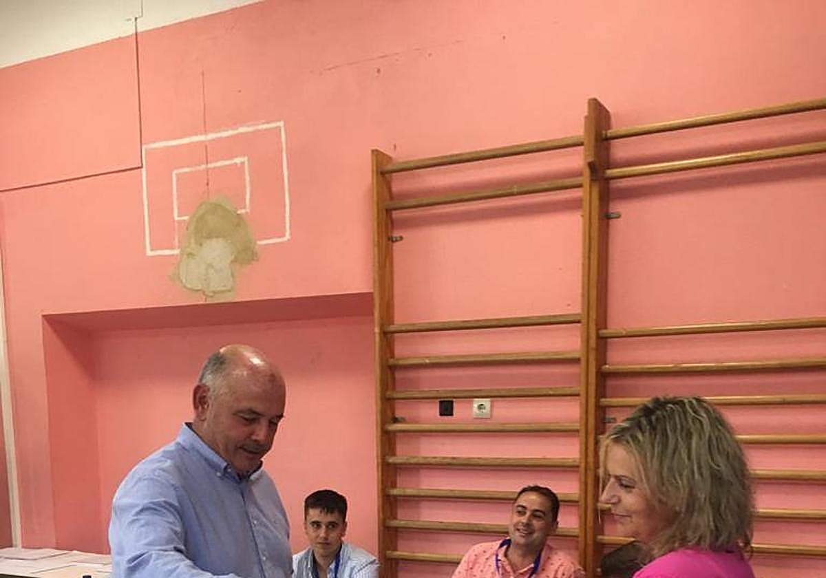 El alcalde de Peñamellera Baja, José Manuel Fernández 'Chami', candidato del PP al Senado por Asturias.