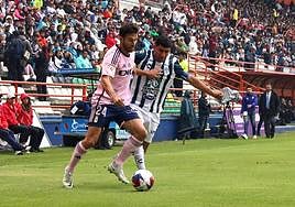 Jugada del encuentro entre el Pachuca y el Oviedo.