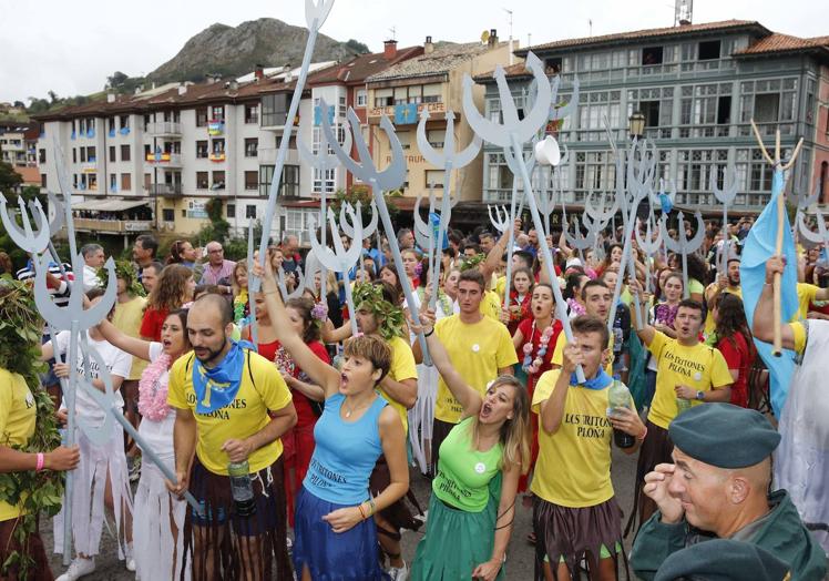 Imagen principal - Las distintas peñas poniendo color en las calles de Arriondas antes del inicio de la competición deportiva