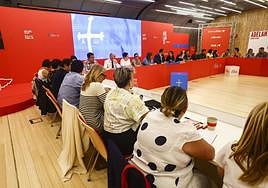 La comisión ejecutiva de la FSA, ayer, presidida por Adrián Barbón.