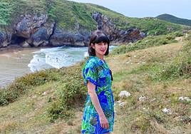 La pintora Helena Toraño se sigue sorprendiendo al ver la naturaleza de Llanes.