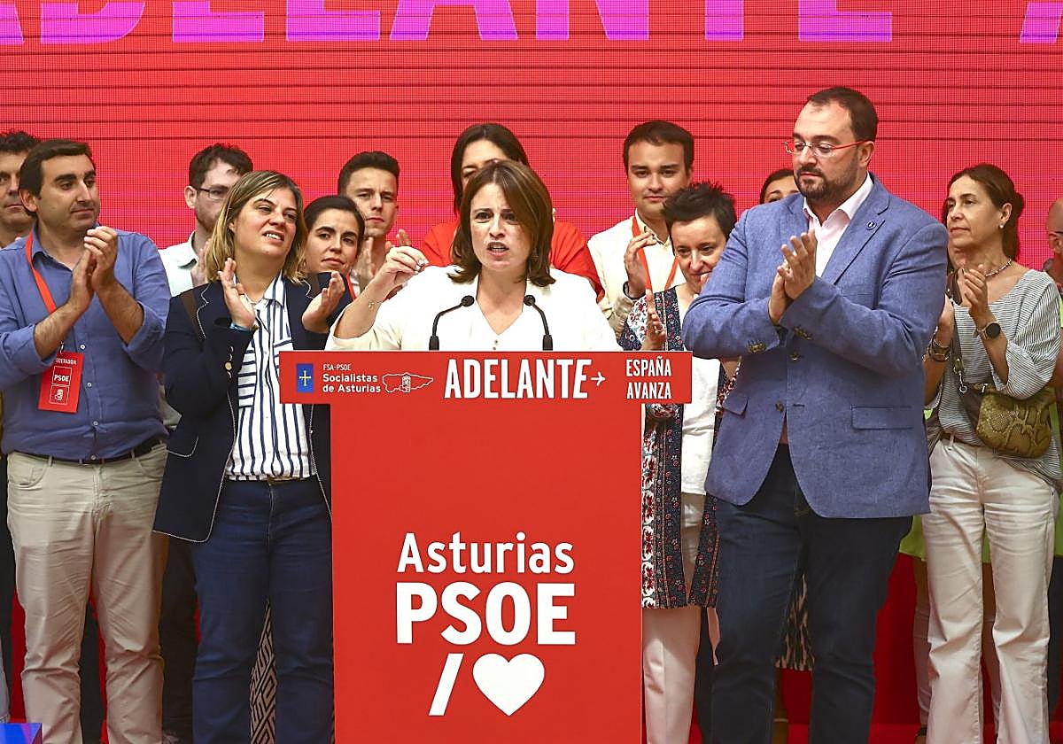 Roberto García Morís, Gimena Llamedo, Adriana Lastra y Adrián Barbón, en la noche del domingo, tras el recuento electoral.