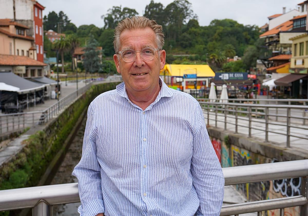 Tomás Antuña, teniente de alcalde de Llanes, en el puente de la villa.