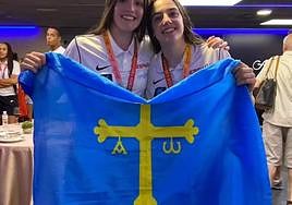 Inés Noguero e Iyana Marín, con la bandera de Asturias, tras conquistar la medalla de plata.