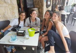 Elia, Lucia, Luna e Isabel, cogiendo fuerzas para volver a casa, ayer en Llanera.