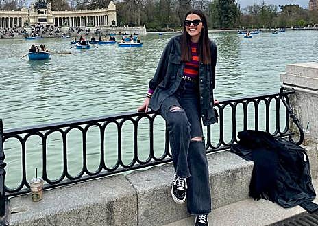 Imagen secundaria 1 - «En un futuro, me gustaría combinar la docencia con los concursos de belleza»