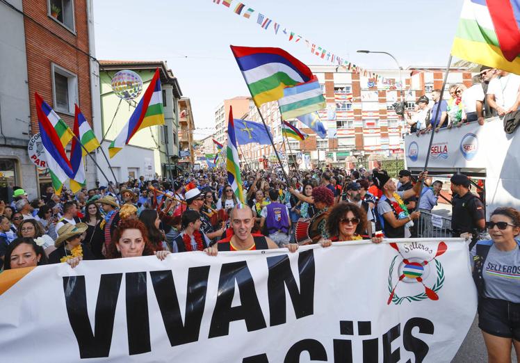 Miles de personas se reunen en las calles de Arriondas para celebrar previamente el Descenso