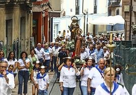 los vecinos de Grado transportan las imágenes a la iglesia. LORENZANA