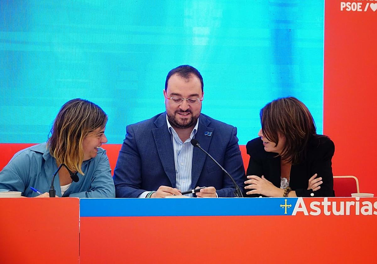 Gimena Llamedo, Adrián Barbón y Adriana Lastra, este lunes, durante la celebración de la comisión ejecutiva de la FSA el día tras el 23J.