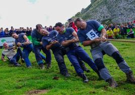 El tiro de cuerda puso a prueba la fuerza y resistencia de seis grupos llegados desde Llanes, Cangas de Onís, Piloña y Cabranes.