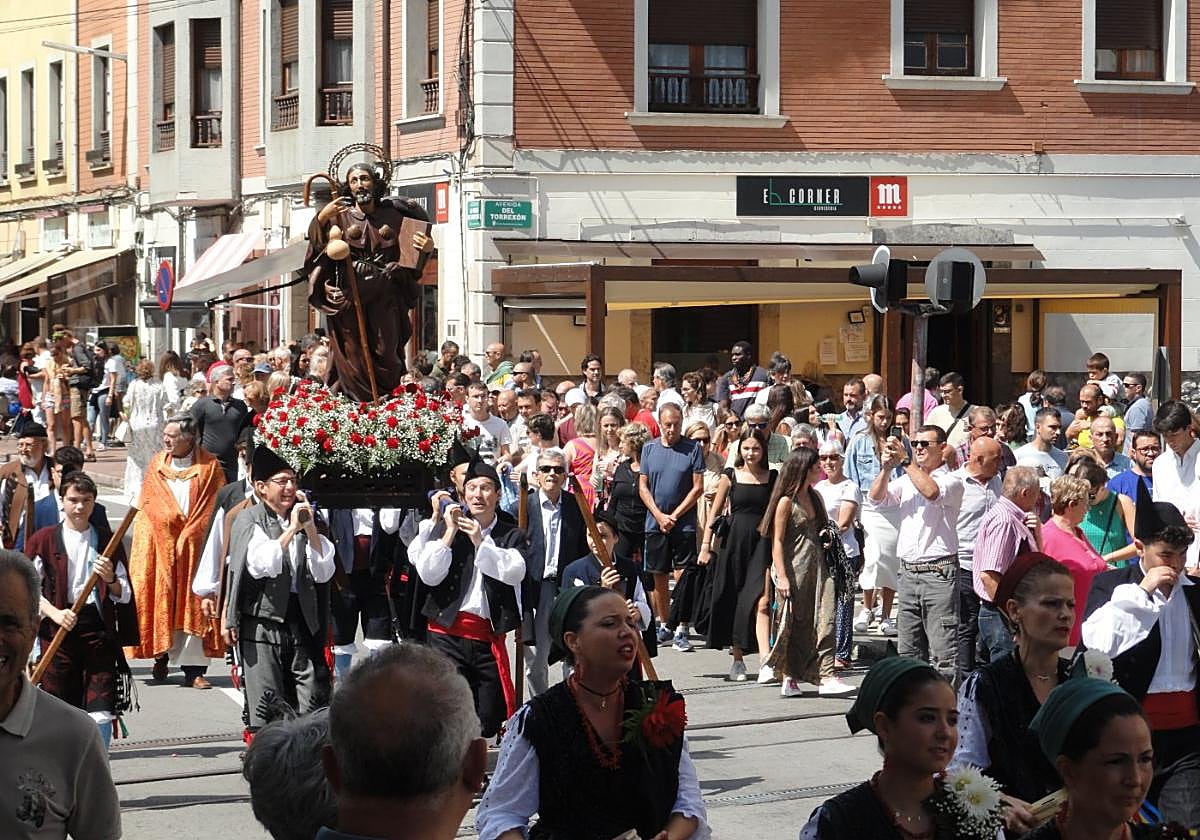 La imagen de Santiago procesionó sobre un manto de claveles rojos y paniculata.