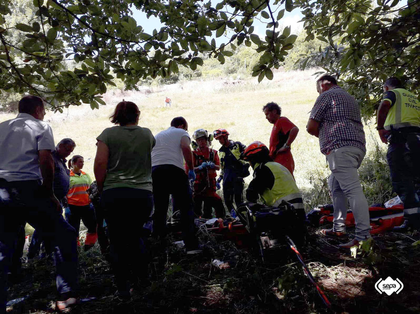 Imagen secundaria 1 - Herido un conductor al salirse de la vía y caer por un desnivel de cien metros en Belmonte de Miranda