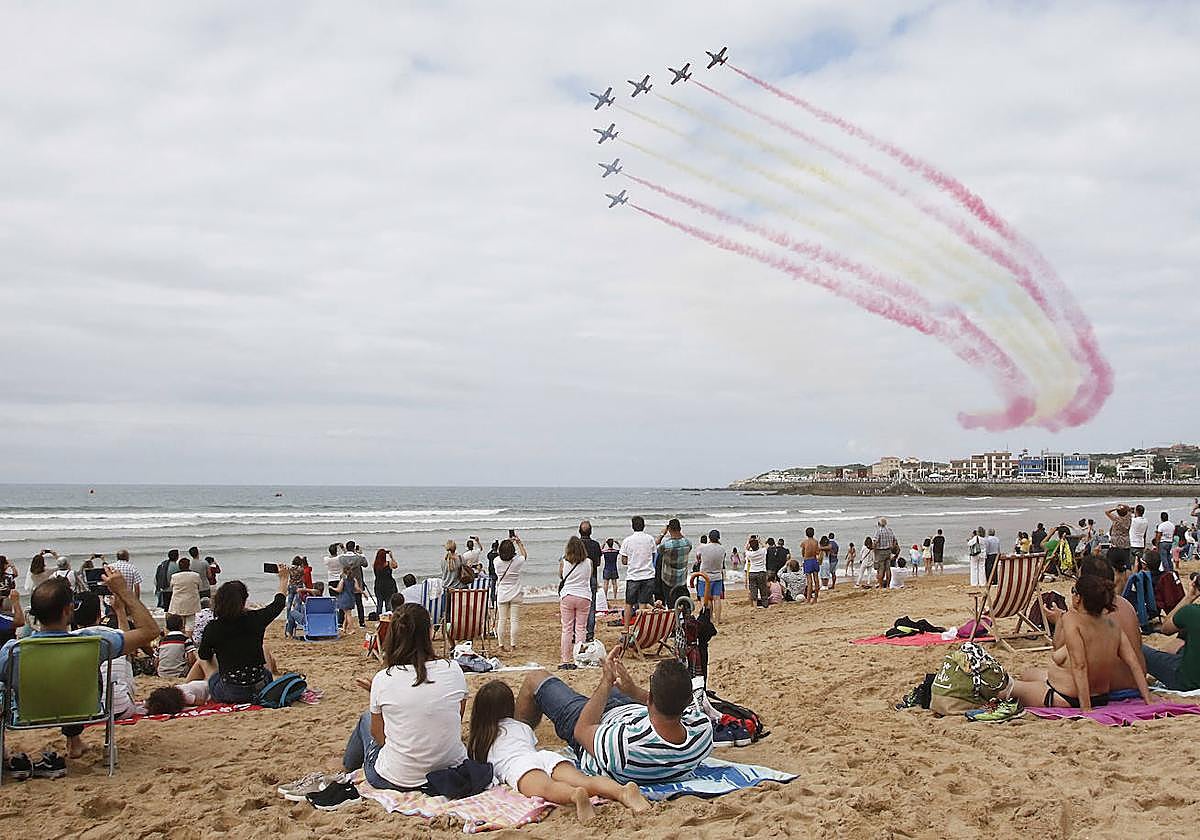 La Patrulla Aguila en el XIV Festival Aéreo de Gijón.